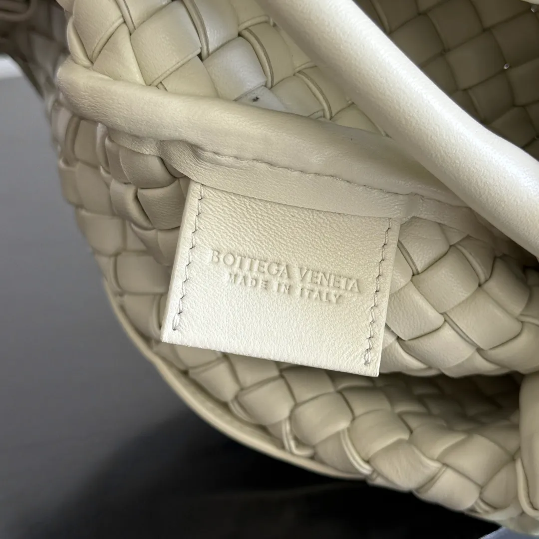Batch 1760 BOTTEGA VENETA's new mini COBBLE bag. This season's mini Cobble series brings a new style of handbag. The body of the bag resembles the shape of a "Yuanbao", giving you good luck throughout autumn and winter! This Yuanbao bag is made of three pieces of quilted cotton and has an unlined body, showing its quiet power. The bag is carefully designed to create a three-dimensional look. The joints and edges are decorated with lambskin strips to create a sense of simplicity. The handbag is not lined, so you can directly appreciate the consistent lambskin on the outside and inside. It is beautiful both inside and outside. The top handle of this handbag is made of leather-wrapped rope and is quite sturdy. The detachable shoulder strap is secured by a leather buckle inside the bag. Can be carried by hand, carried on the shoulder or cross-body, very easy to match! Style number: 805739 Size: 23*11*8cm